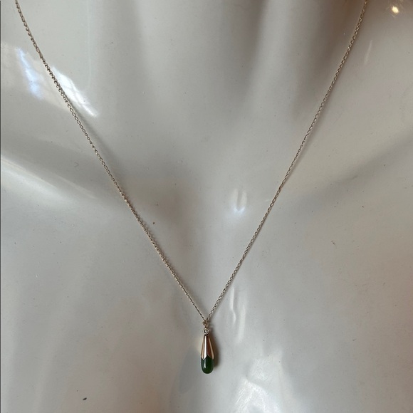 Elegant Gold and Jade Pendant Necklace - Picture 1 of 11